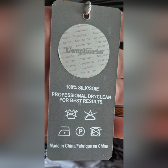 NWT L'euphorie 100% Silk Scarf 41"×42" Rare Find! - Picture 4 of 12